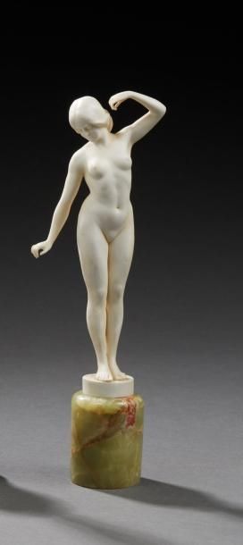 Otto POERTZEL (1876-1963) 
* Sculpture en biscuit figurant une femme nue au réveil.
Elle...