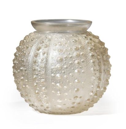 RENE LALIQUE (1860-1945) 
Vase boule modèle «Oursin» en verre soufflé-moulé.
Signature...