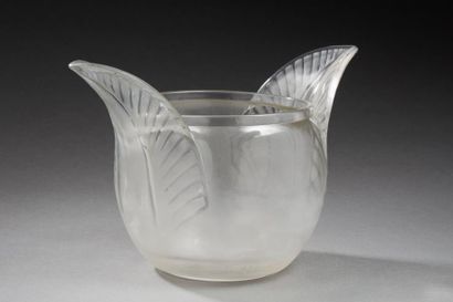 RENE LALIQUE (1860-1945) 
Vase «Tristan» en verre moulé-pressé blanc satiné à anses...