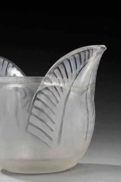 RENE LALIQUE (1860-1945) 
Vase «Tristan» en verre moulé-pressé blanc satiné à anses...