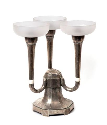 J.CODURE (XXème) 
* Lampe en bronze argenté à base rainurée présentant trois bras...