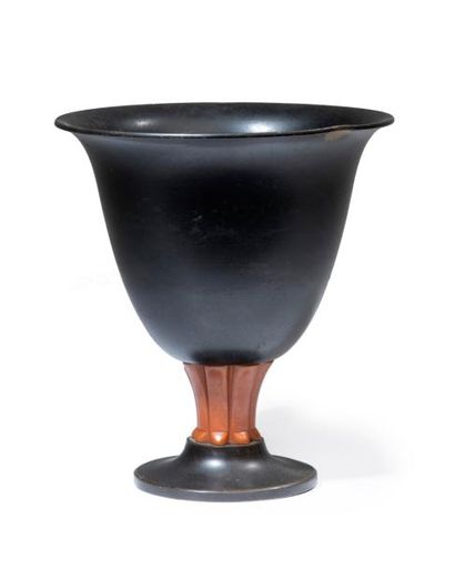 EVAN JENSEN (XXème) 
Vase sur piédouche en bronze et bakélite ambrée.
Signé et marqué.
Vers...