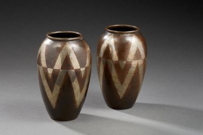 TRAVAIL FRANÇAIS 1930 
Paire de vases en dinanderie de laiton martelé à décor géométrique...