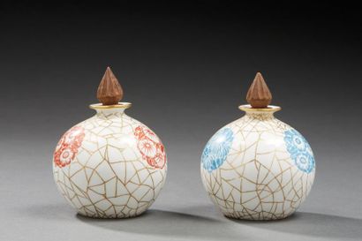 PAUL MILET (1870-1950) à Sèvres 
Paire de petits vases boule en porcelaine émaillée...
