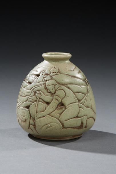 MOUGIN NANCY & ANDRE LEGRAND (1902-1947) 
Vase en grès gris nuancé brun à décor en...