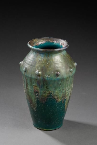PRIMAVERA 
Vase de forme ovoïde à col étranglé évasé en grès émaillé à coulures vertes,...