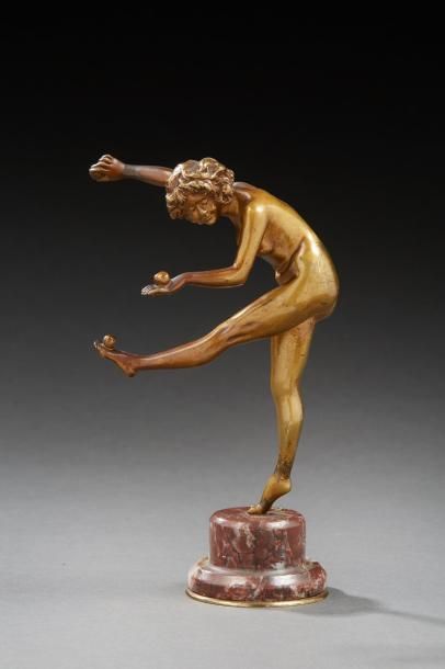 Claire Jeanne Roberte COLINET (1880 - 1950) 
La jongleuse
Sculpture en bronze à patine...