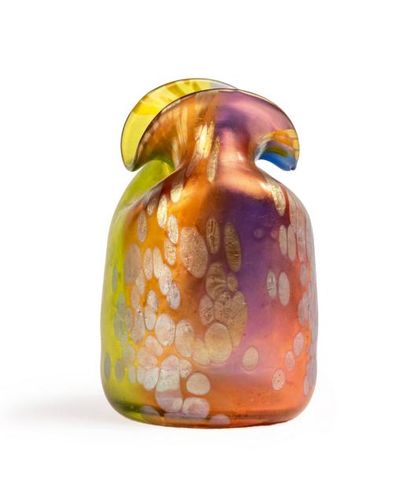 LOETZ AUSTRIA 
Petit vase cylindrique à col mouvementé en verre irisé polychrome.
Signé...