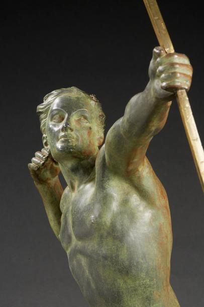 Jean de RONCOURT (XIX-XXème) 
Sculpture en régule à patine verte et brune figurant...