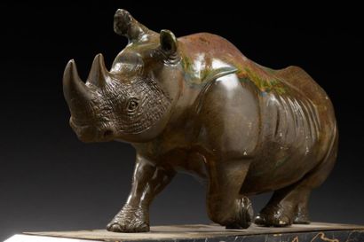 Mateo HERNANDEZ (1885-1949) 
Sculpture en pierre brune et verte figurant un rhinocéros...