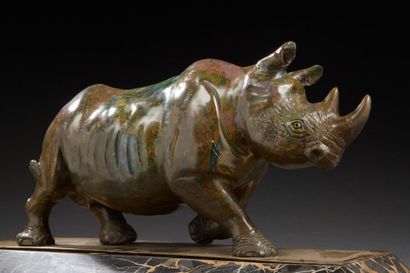Mateo HERNANDEZ (1885-1949) 
Sculpture en pierre brune et verte figurant un rhinocéros...