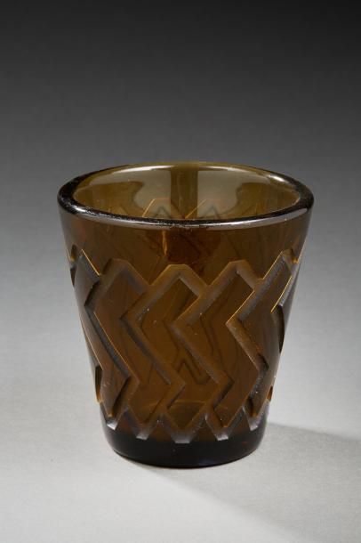JEAN LUCE (1858-1941) 
Vase tronconique en verre épais teinté noir à décor géométrique...