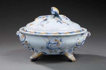 Émile GALLÉ (1846-1904) 
Soupière en porcelaine émaillée à décor de motifs végétaux...