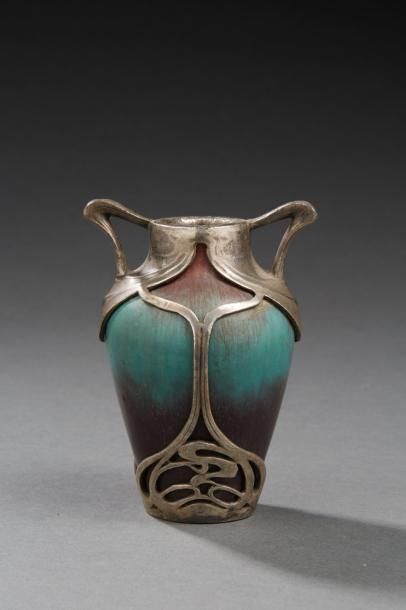 ORIVIT, attribué à 
Petit vase en céramique émaillée rouge sang-de-boeuf et verte...