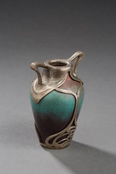 ORIVIT, attribué à 
Petit vase en céramique émaillée rouge sang-de-boeuf et verte...