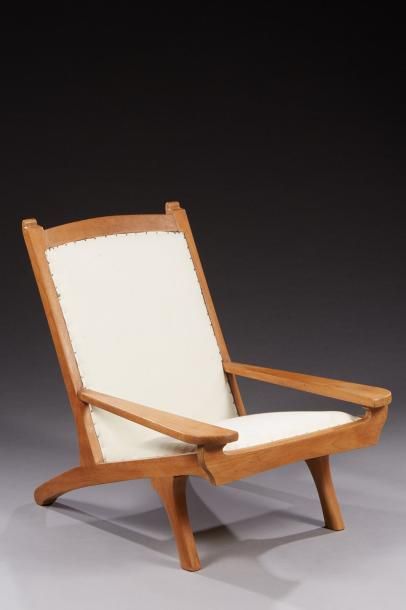 MAURICE BIAIS (1875-1926) 
Fauteuil bas en chêne ciré à dossier droit incliné terminé...