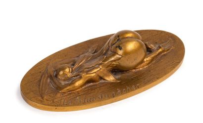 LÉO VICTOR Gardey (1879-1942) 
Le fruit du pêcher
Presse-papier en bronze à patine...