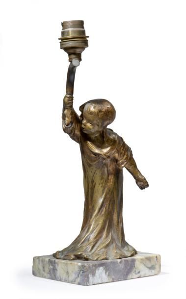 TRAVAIL 1900 
Sculpture formant veilleuse en bronze à patine dorée figurant une jeune...