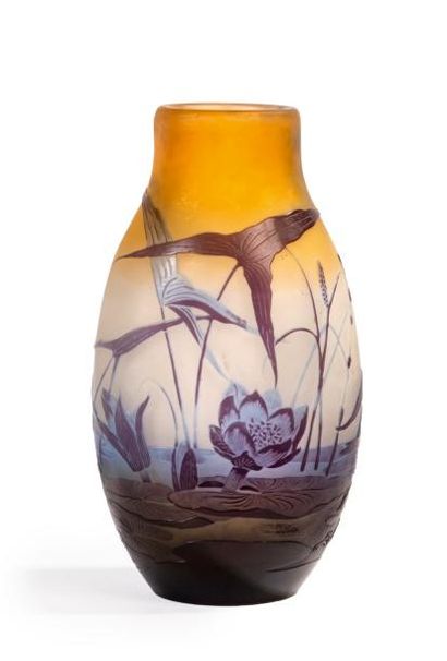 ÉTABLISSEMENTS GALLÉ 
Vase à corps ovoïde et col droit en verre doublé à décor dégagé...