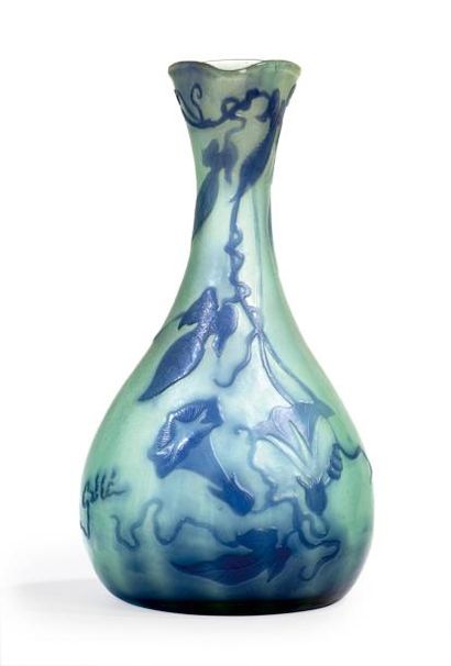 Émile GALLÉ (1846-1904) 
Vase à panse bombée et col droit triangulaire en verre doublé...