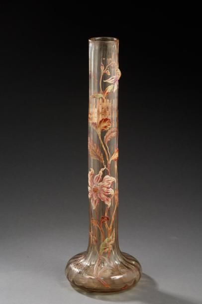 CRISTALLERIE EMILE GALLE 
Important et rare vase soliflore en verre fumé à décor...