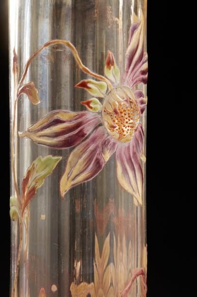 CRISTALLERIE EMILE GALLE 
Important et rare vase soliflore en verre fumé à décor...