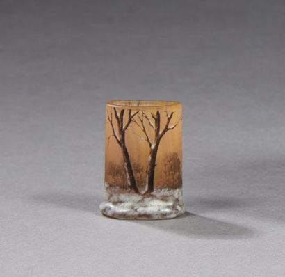 DAUM Nancy 
Petit vase en verre doublé à décor dégagé à l'acide et émaillé d'un paysage...