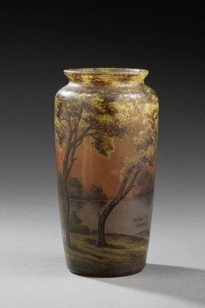 MULLER FRERES LUNEVILLE 
Vase cylindrique en verre doublé à décor dégagé à l'acide...