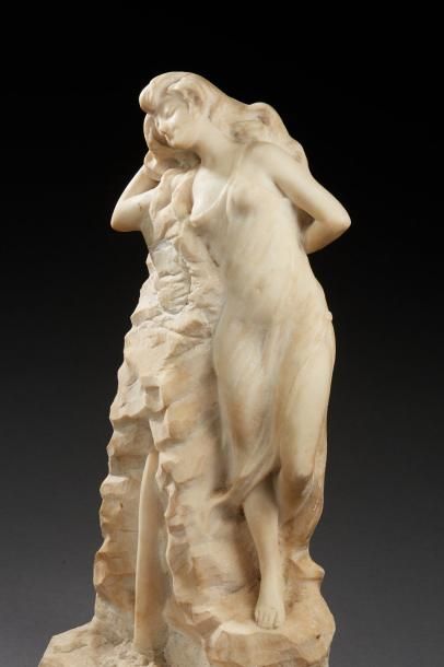 TRAVAIL 1900 
Sculpture en taille directe sur marbre figurant une jeune femme adossée...