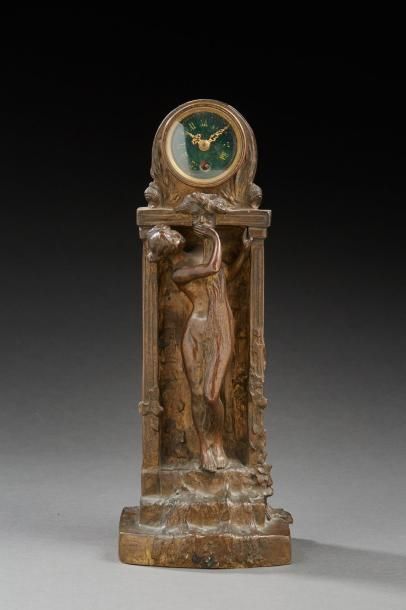 Charles KORSCHANN (1872-1943) 
Pendule en bronze à patine brune figurant une femme...