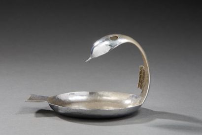 FRANZ HAGENAUER (1906-1986) 
Vide-poches en métal argenté figurant un oiseau stylisé.
Cachet...