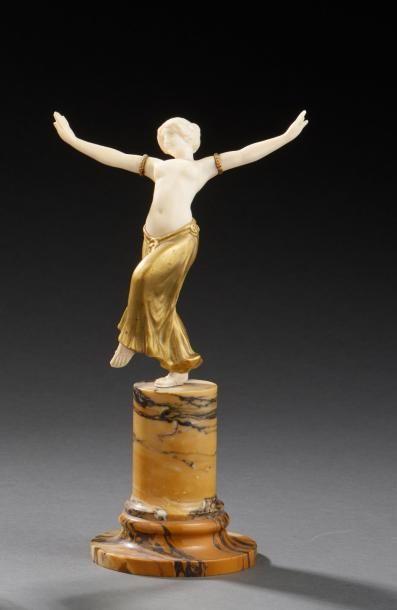 L.BARTHELEMY (XIX-XXème) 
*Sculpture chryséléphantine figurant une danseuse les bras...