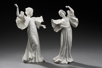AGATHON LEONARD, d'après 
Paire de sculptures en biscuit figurant deux jeunes danseuses.
Numérotées.
H:...