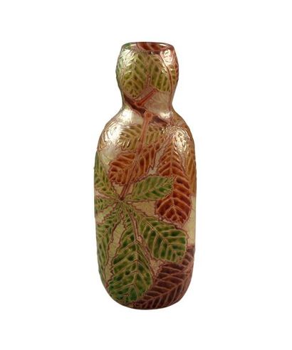 LOUIS DAMON (1860-1947) 
Rare vase à trois pans en verre émaillé vert et brun à décor...