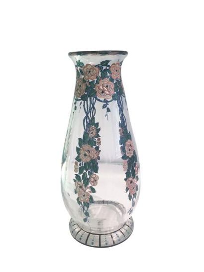 Marcel GOUPY (1886-1954) 
Vase sur talon plat en verre émaillé à décor de roses trémières...