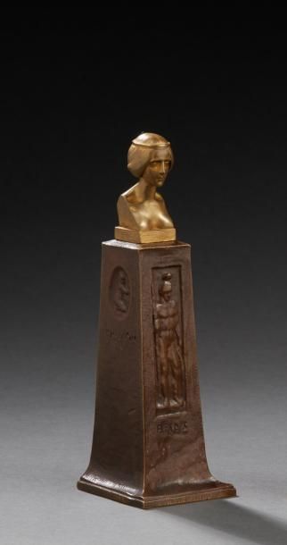 GUSTAV GURSCHNER (1873-1976) 
Cachet en bronze dorée figurant un buste de femme.
Signé:...