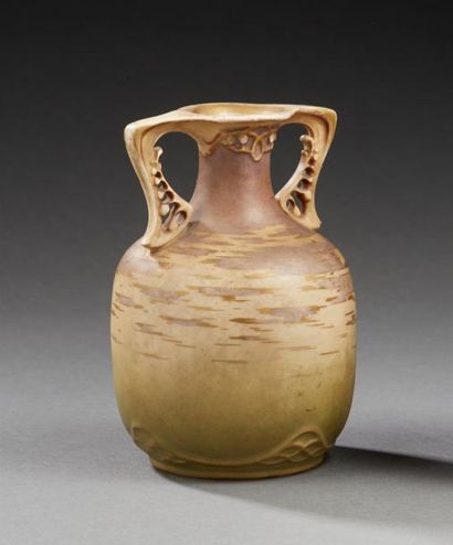 AMPHORA 
Vase à corps cylindrique et anses végétales en applique en porcelaine émaillée...