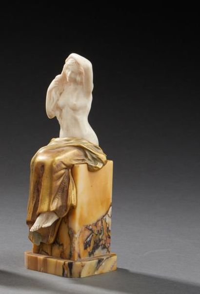 L.BARTHELEMY (XIX-XXème) 
* Sculpture chryséléphantine figurant une baigneuse assise...
