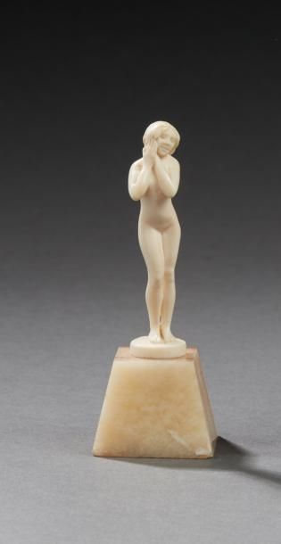 LOUIS SOSSON (XXème) 
* Petite sculpture en taille directe sur ivoire figurant une...