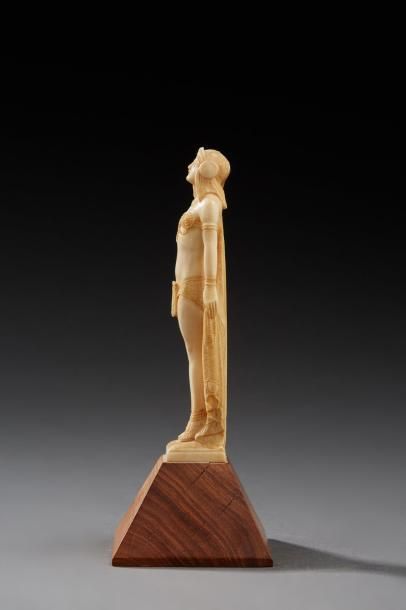 EUGENE BIDAU (1863-1909) 
* Sculpture en taille directe sur ivoire figurant Sarah
Bernhardt...