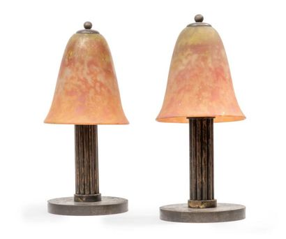 EDGAR BRANDT (1880-1960) & DAUM NANCY 
Paire de lampes en fer forgé patiné à fût...