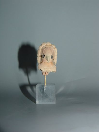 MEHRGARH (3000 - 2500 av. J.C.) Buste d'idole féminine. Elle porte un collier. En...