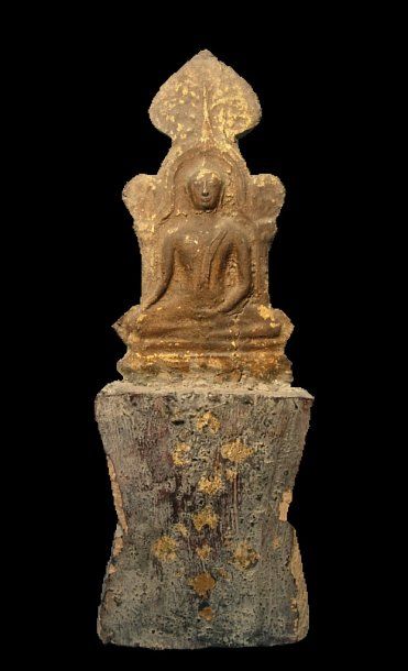 BIRMANIE, CAMBODGE, LAOS Figurine votive de Bouddha. En bois à traces de laque et...
