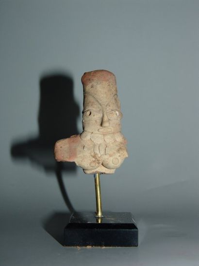 MEHRGARH (3000 - 2500 av. J.C.) Buste d'idole féminine. Elle porte un collier. En...