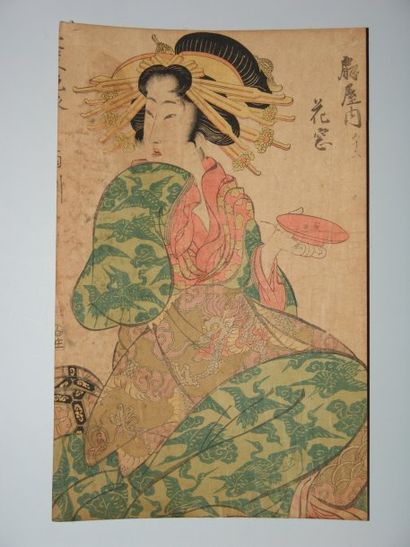 JAPON Estampe d'Eizan, une jeune femme assise tient une coupe de sake. Vers 1815