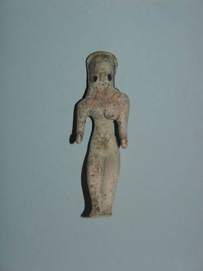 MEHRGARH (3000 - 2500 av. J.C.) Idole féminine assise, les bras en avant. Elle porte...