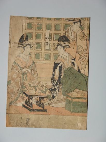 JAPON Estampe d'Utamaro, trois jeunes femmes autour de tables contenant des ustensiles...
