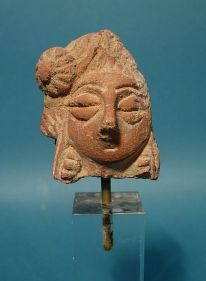 CHARSADDA (300 av. J.C.) Tête de déesse-mère. En terre cuite. H : 45 cm 
