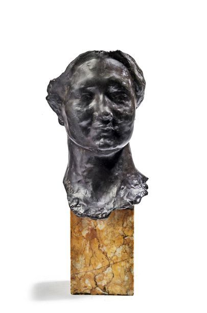 Louis-Jacques GUIGUES (né en 1873) 
Masque de femme
Épreuve en bronze à patine brun...