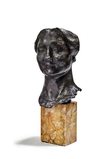 Louis-Jacques GUIGUES (né en 1873) 
Masque de femme
Épreuve en bronze à patine brun...